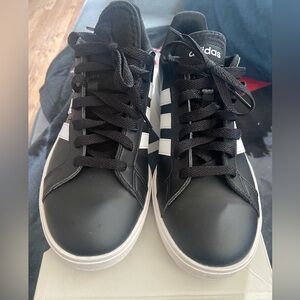 Women’s Grand Court Base 2.0 shoes in black size 8.5